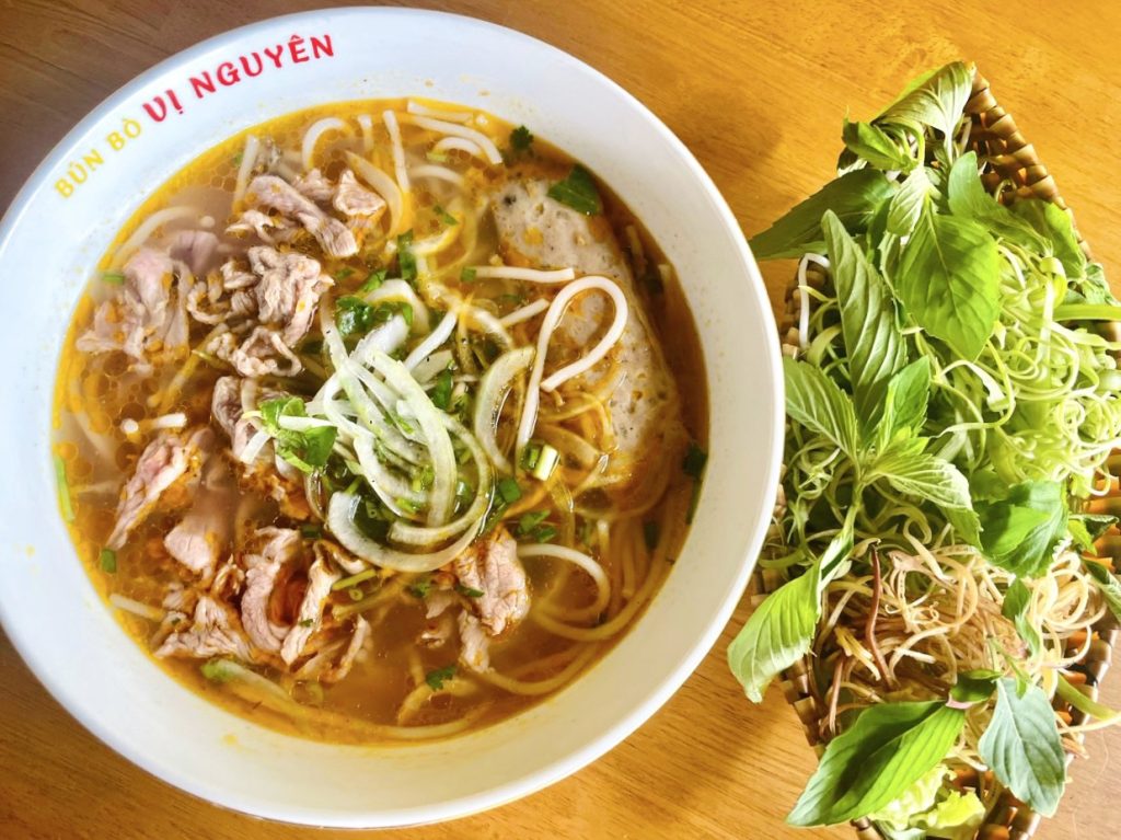 Tô bún bò Vị Nguyên đầy đặn, hương vị khó cưỡng