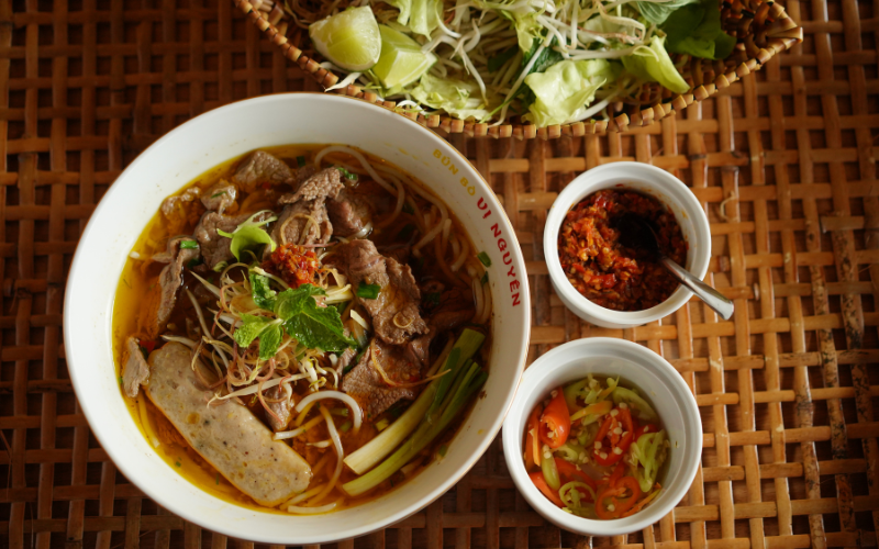 Tô bún bò tái thơm ngon, đậm đà