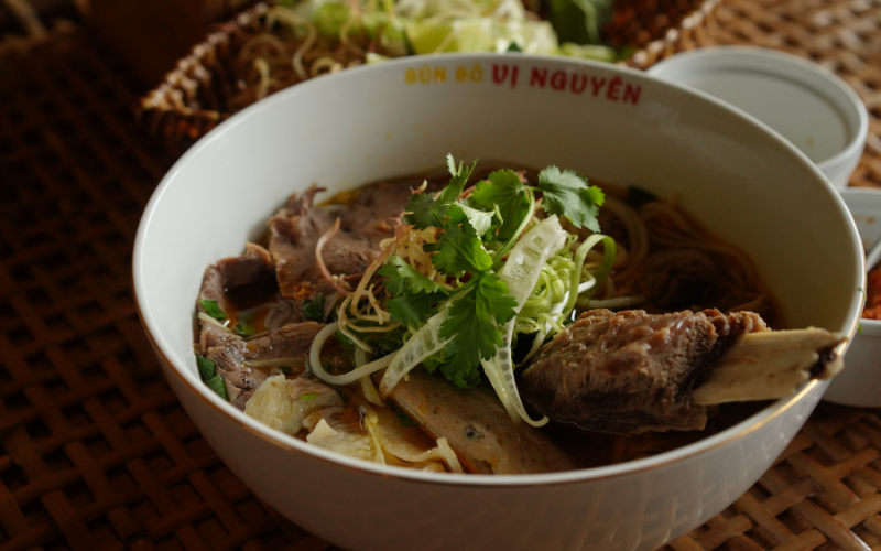 Tô bún bò Vị Nguyên đậm đà, đầy áp topping